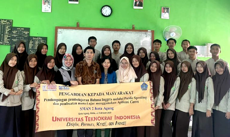 Tim PKM Universitas Teknokrat Indonesia Beri Pelatihan Publik Speaking di SMAN 2 Kota Agung