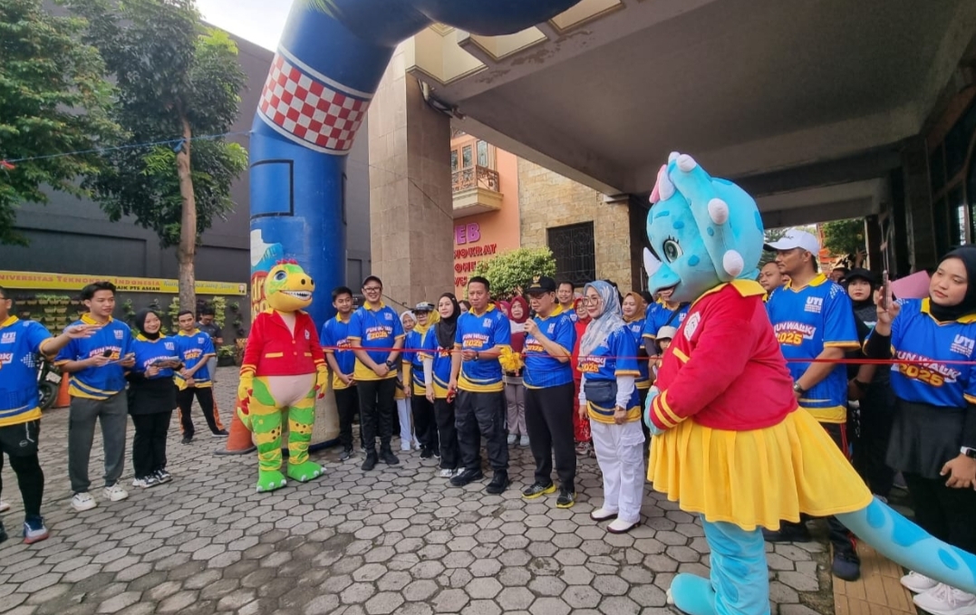 Lepas Peserta Jalan Sehat, Rektor Teknokrat Ajak Sivitas Akademika Terapkan Gaya Hidup Sehat