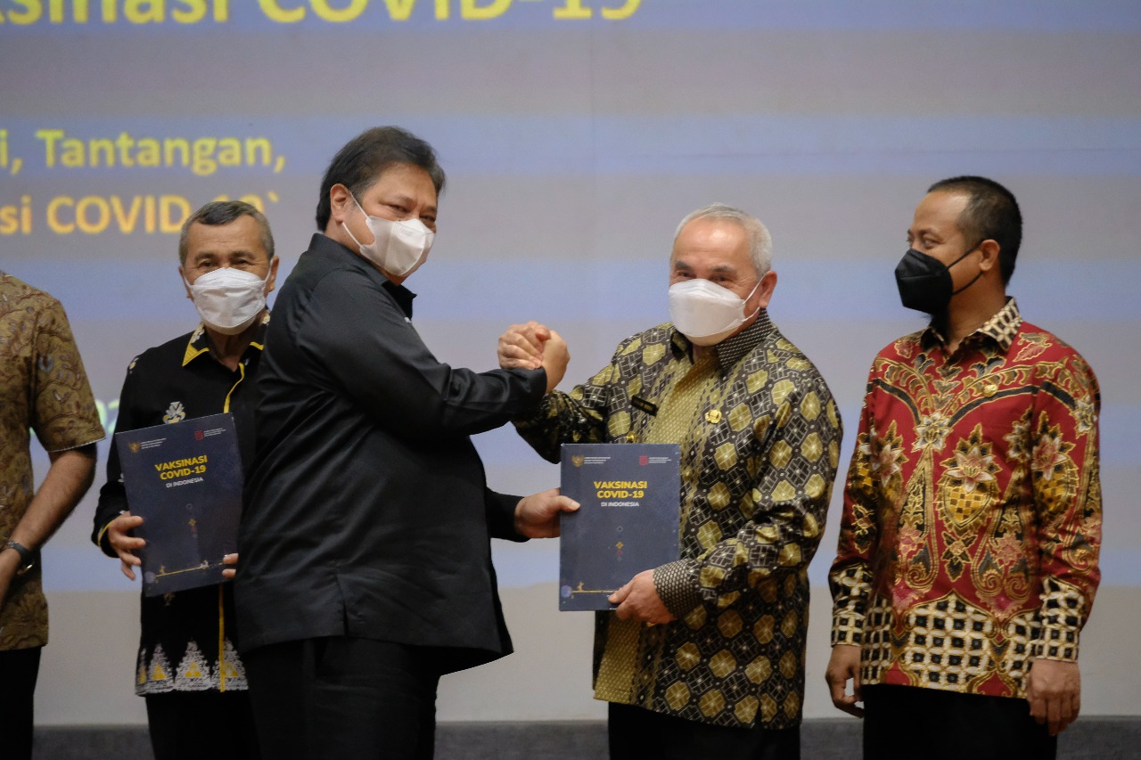 Berisikan Lini Masa Kebijakan dan Dinamika Penanganan Pandemi, Pemerintah Luncurkan Buku Vaksinasi Covid-19