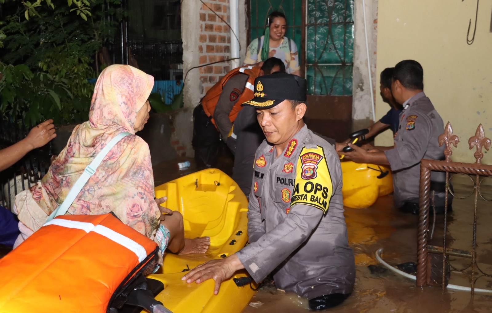 Gunakan Perahu Kano, Kapolresta Bandar Lampung Ikut Terjun Evakuasi Warga Yang Terjebak Banjir