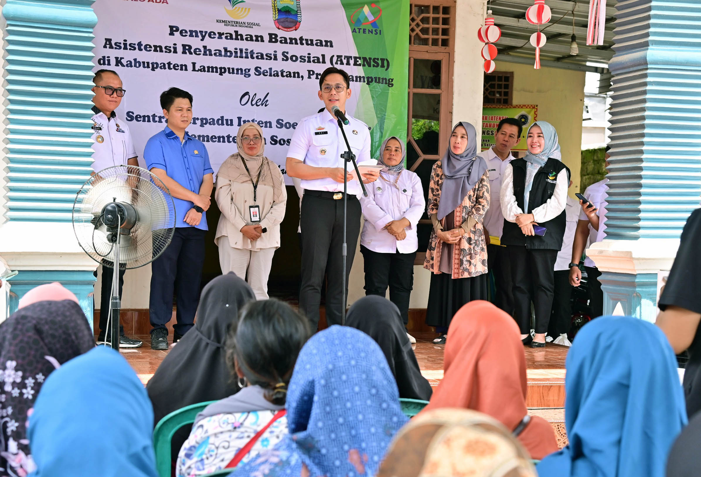 Bupati Lampung Selatan Egi Salurkan Bantuan Kemensos RI di Natar