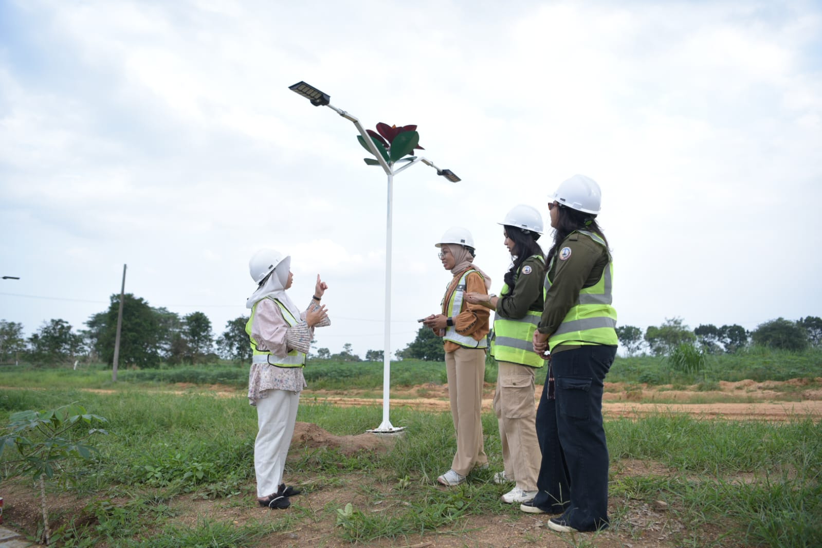Inovasi Mahasiswa Teknokrat: Lampu Tenaga Surya Hiasi dan Terangi Masjid Agung Al-Hijrah Kota Baru