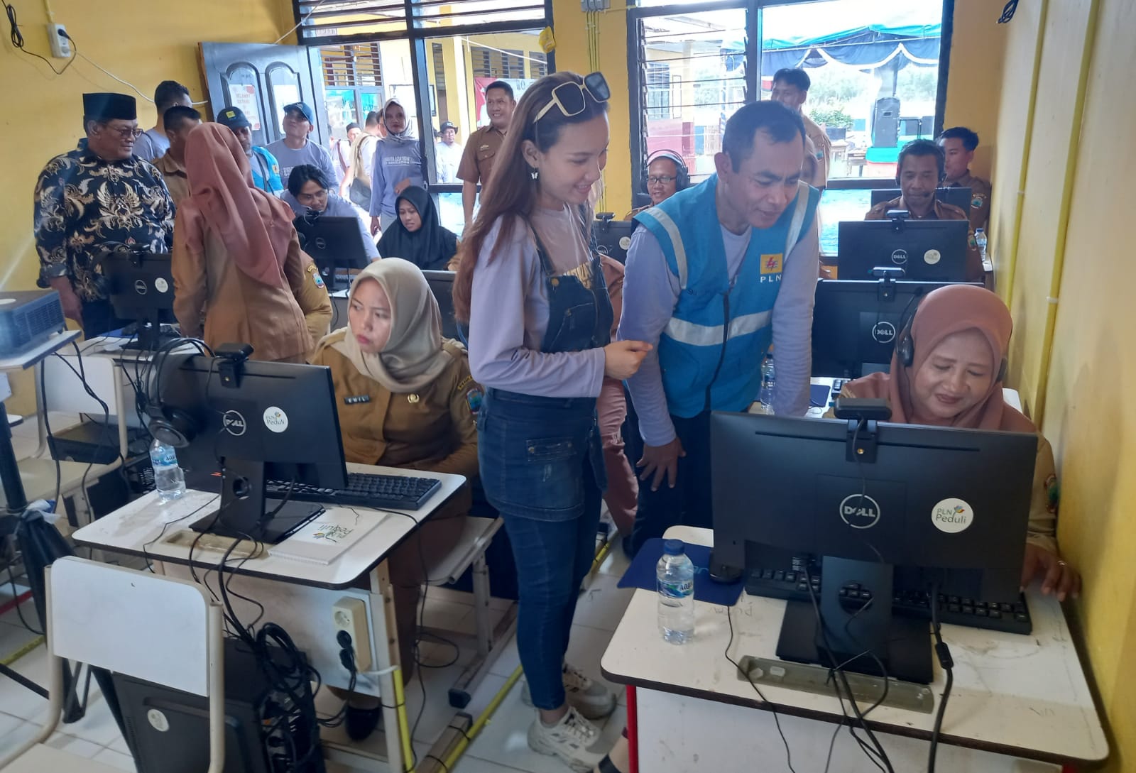 Turut Cerdaskan Anak Bangsa, PLN Hadirkan Digitalisasi Pendidikan melalui Lab Komputer Sekolah di Pulau Sebesi