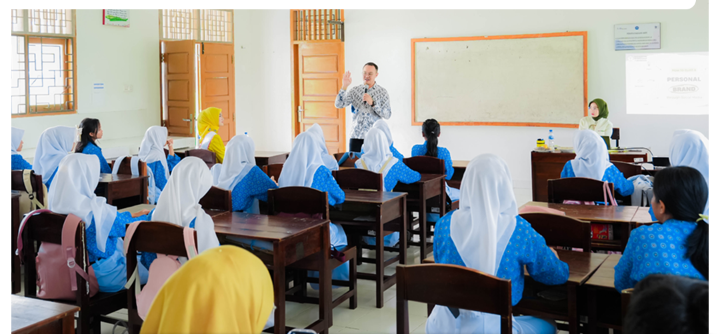 Dosen Teknokrat Latih Siswa dan Guru SMAN 2 Tulang Bawang Tengah Dalam Personal Branding, Coding dan AI