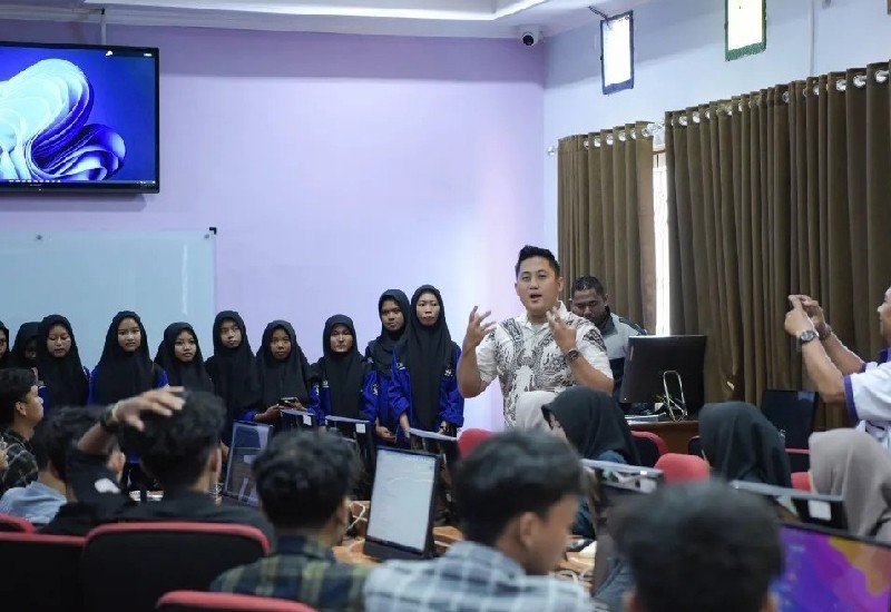 Universitas Teknokrat Indonesia Beri Lokakarya Metaverse For Education Untuk Siswa dan Guru SMKN 1 Menggala