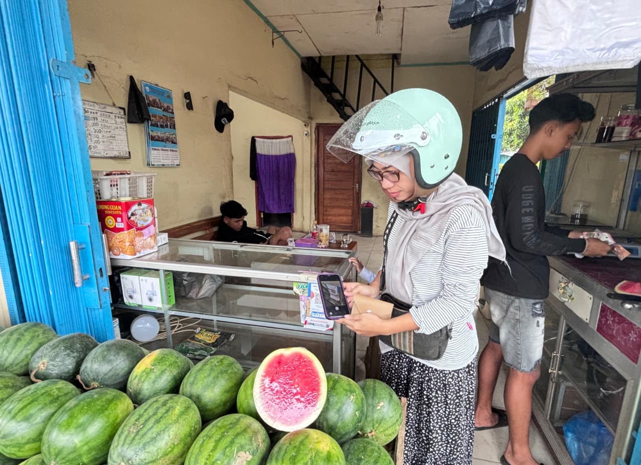 Ting...! QRIS BRI Mengubah Cara Berbelanja di Lapak Semangka Gendhis