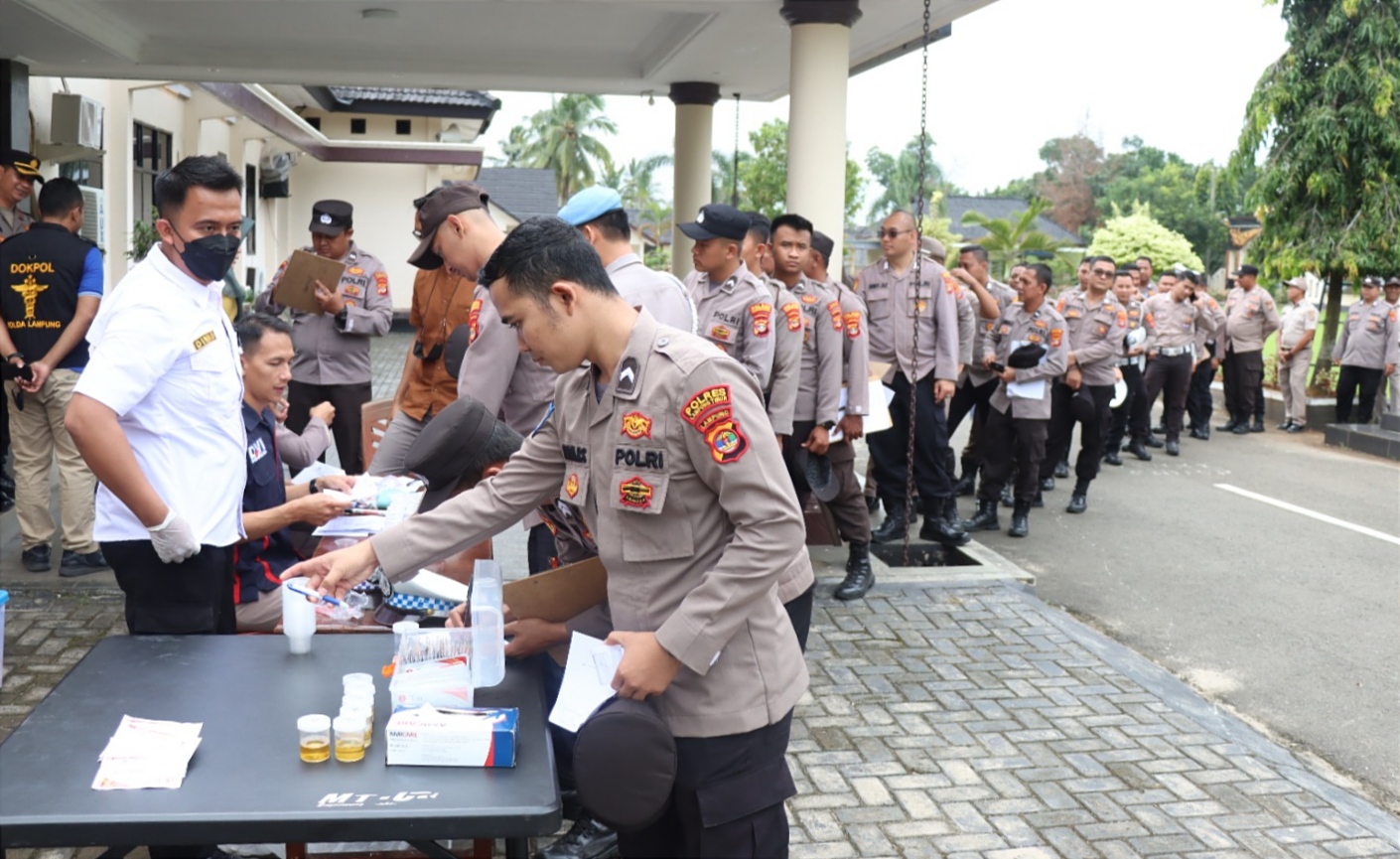 Personel dan ASN Polres Lampung Timur Tes Urine, Hasilnya...