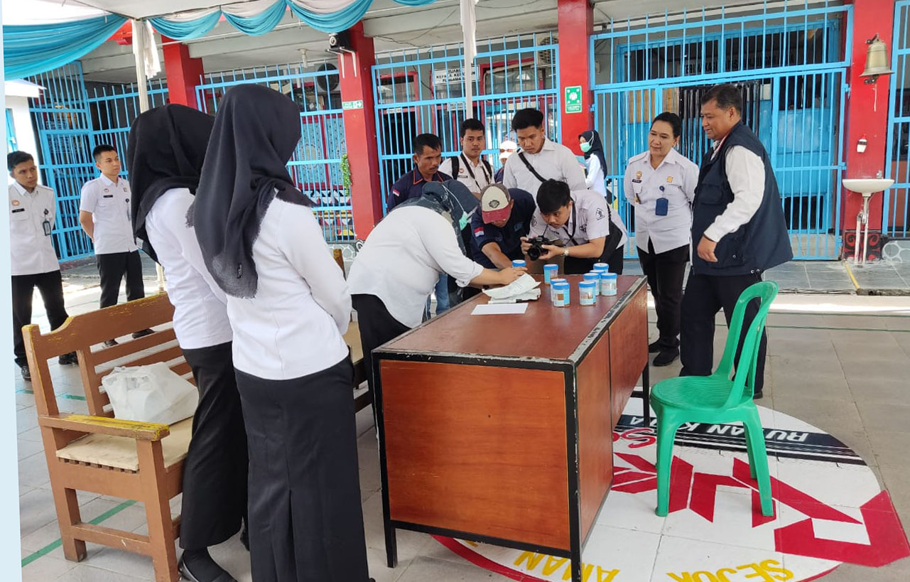Kakanwil Kemenkumham Lampung Pimpin Random Sampling Tes Urine WBP dan Petugas Rutan Kota Agung 