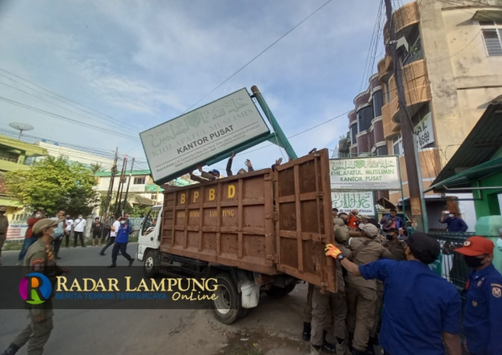 Pemkot Bandar Lampung Bongkar Plang Nama Kantor Khilafatul Muslimin