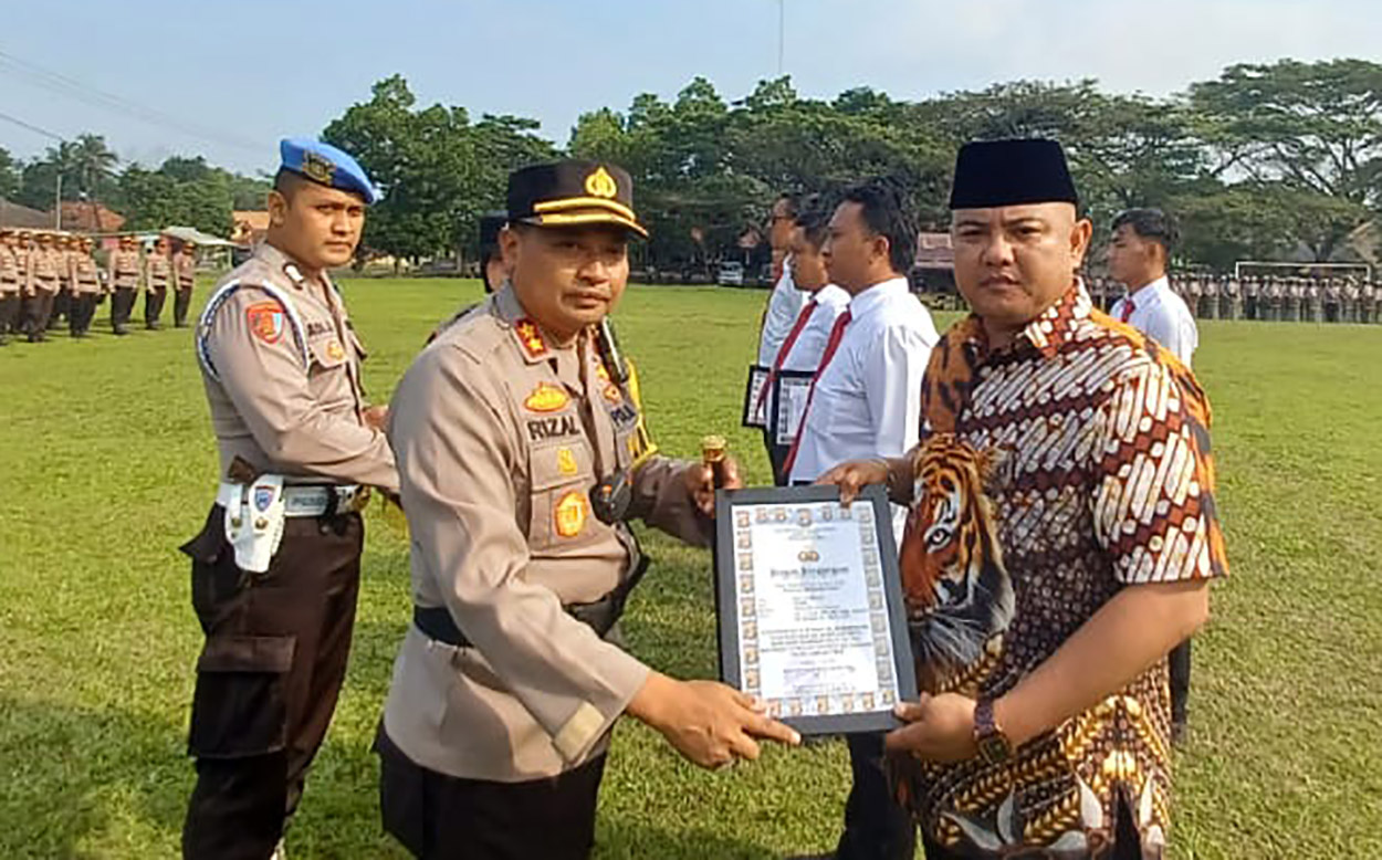 Kapolres Lampung Timur Beri Penghargaan Kepada Kades Pasar Sukadana