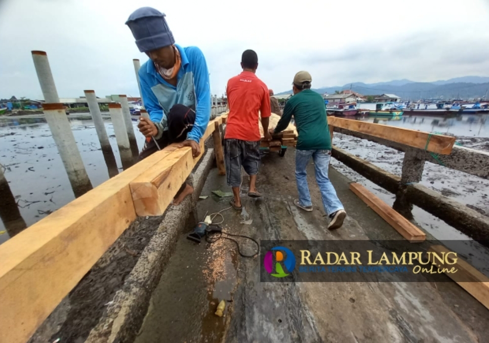 Pemkot dan Masyarakat Tinggikan Jembatan Pulau Pasaran yang Turun Menggunakan Kayu