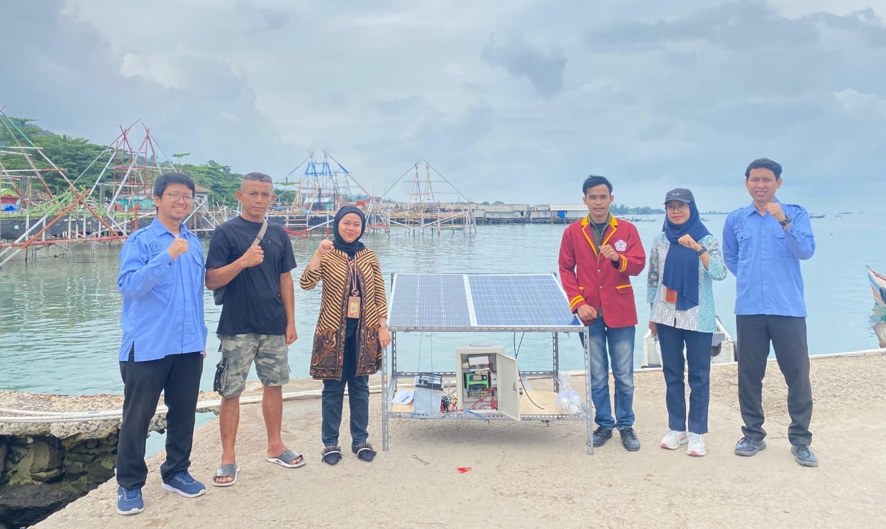 Mahasiswa Teknokrat Pasang Panel Surya di Desa Rangai Tri Tunggal