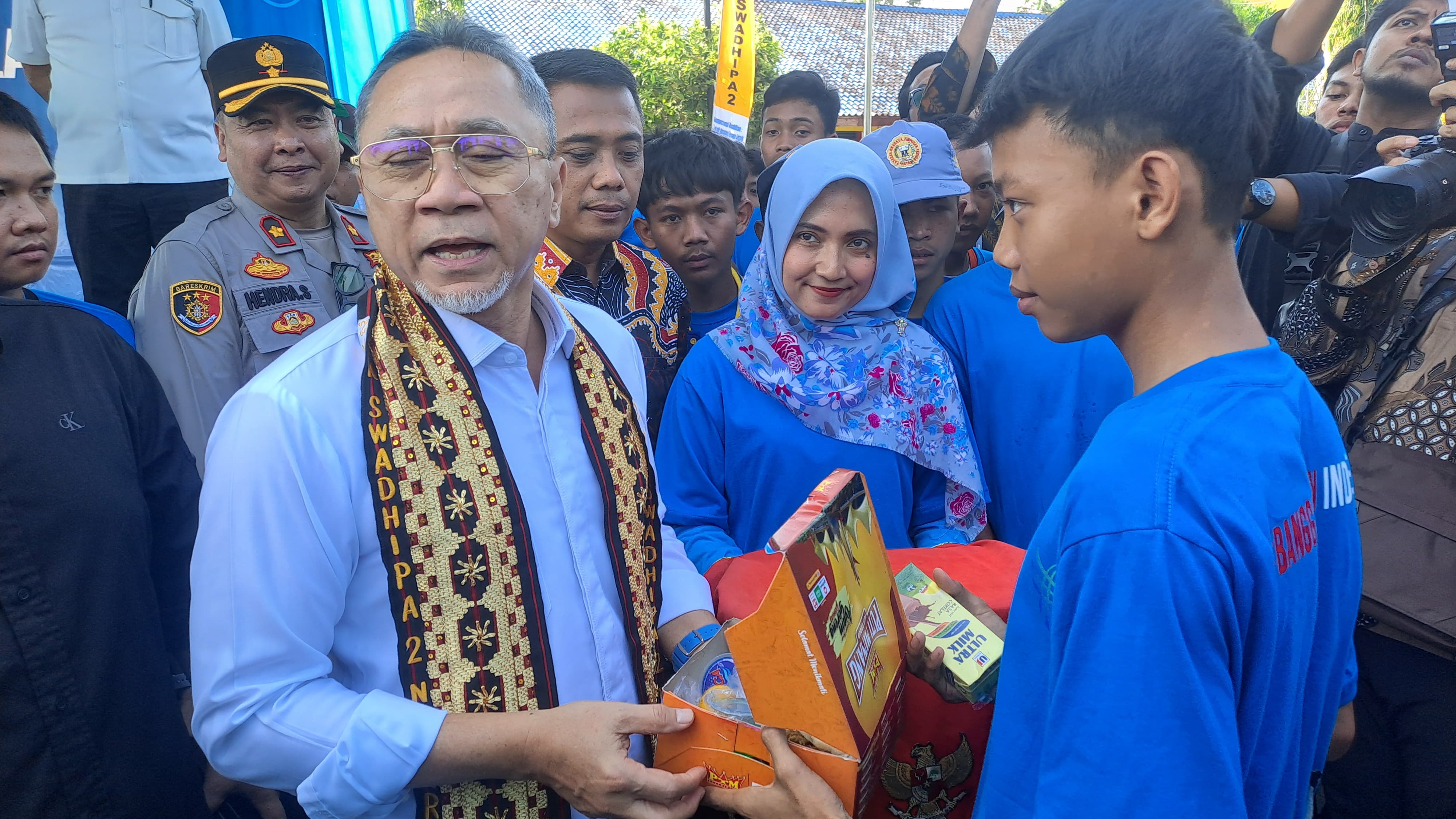Datang ke Lampung, Mendag Zulhas Bagikan Makan Gratis di Natar
