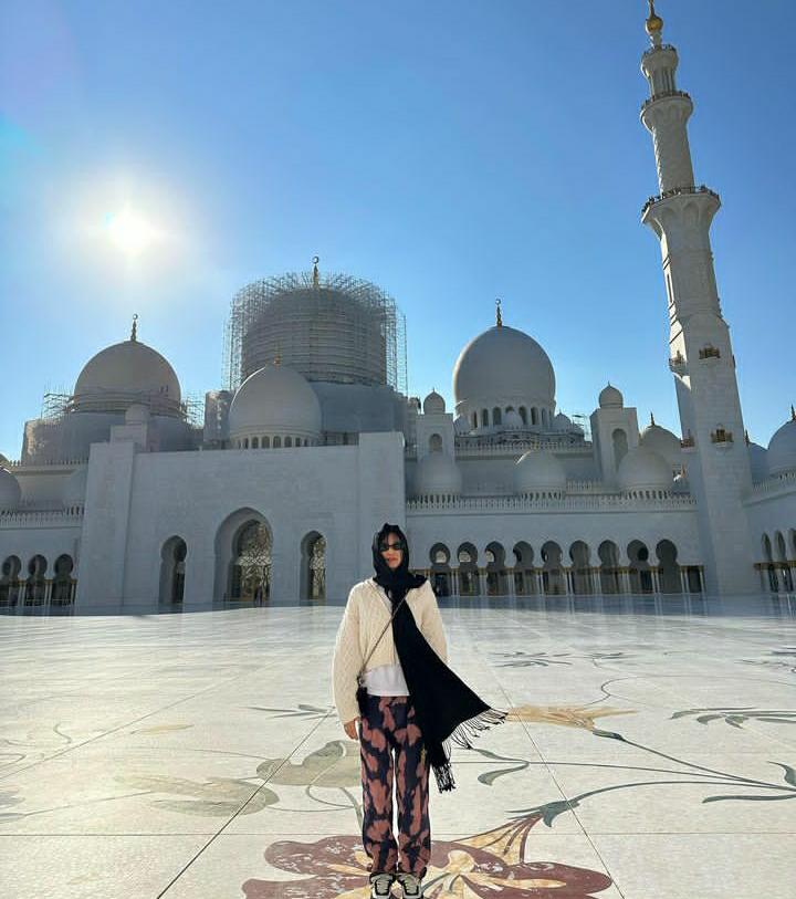Kunjungi Masjid di Abu Dhabi, Jennie Blackpink Pakai Hijab?