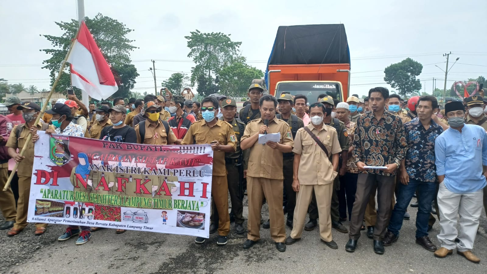Belum Gajian 6 Bulan, Perangkat Desa di Lampung Timur Unjuk Rasa