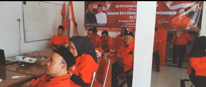 Atikoh Ganjar Datang, Ratusan Atribut PDI P di Pringsewu Bersih