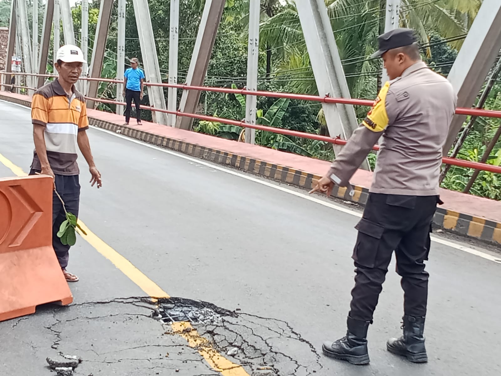 Jembatan Baru di Bangun Amrol, Diduga Keras Akibat Dilintasi Truk Odol