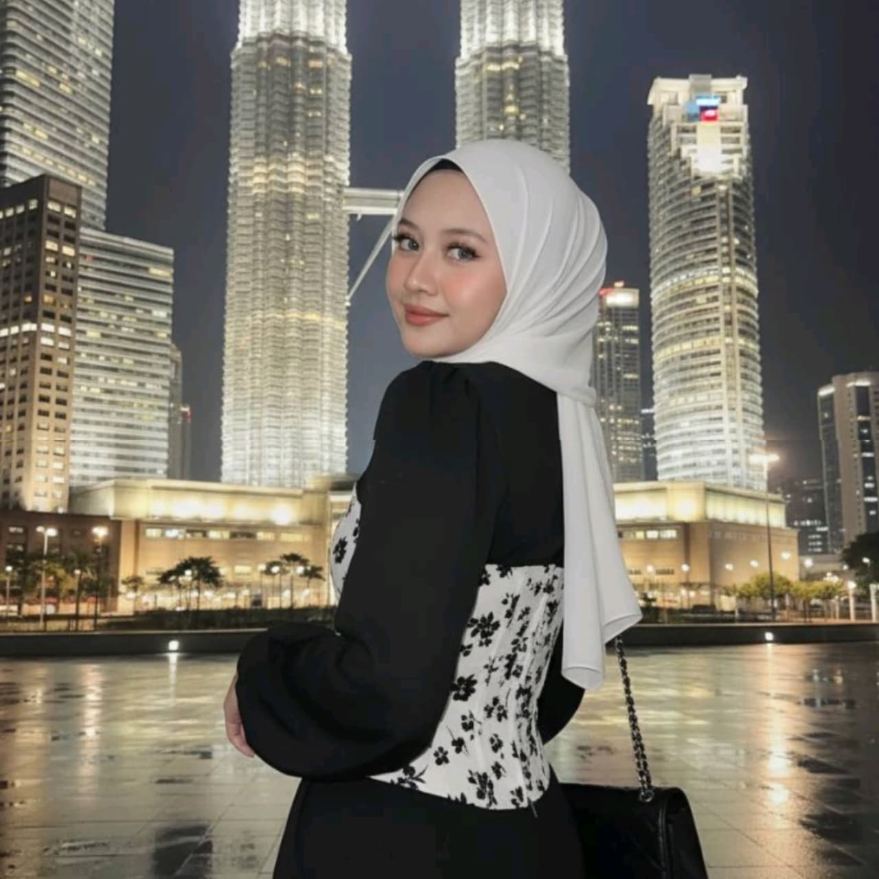 Coba Prompt Gemini AI Ini, Rasakan Sensasi Malam Glamor di Depan Menara Petronas Kuala Lumpur!