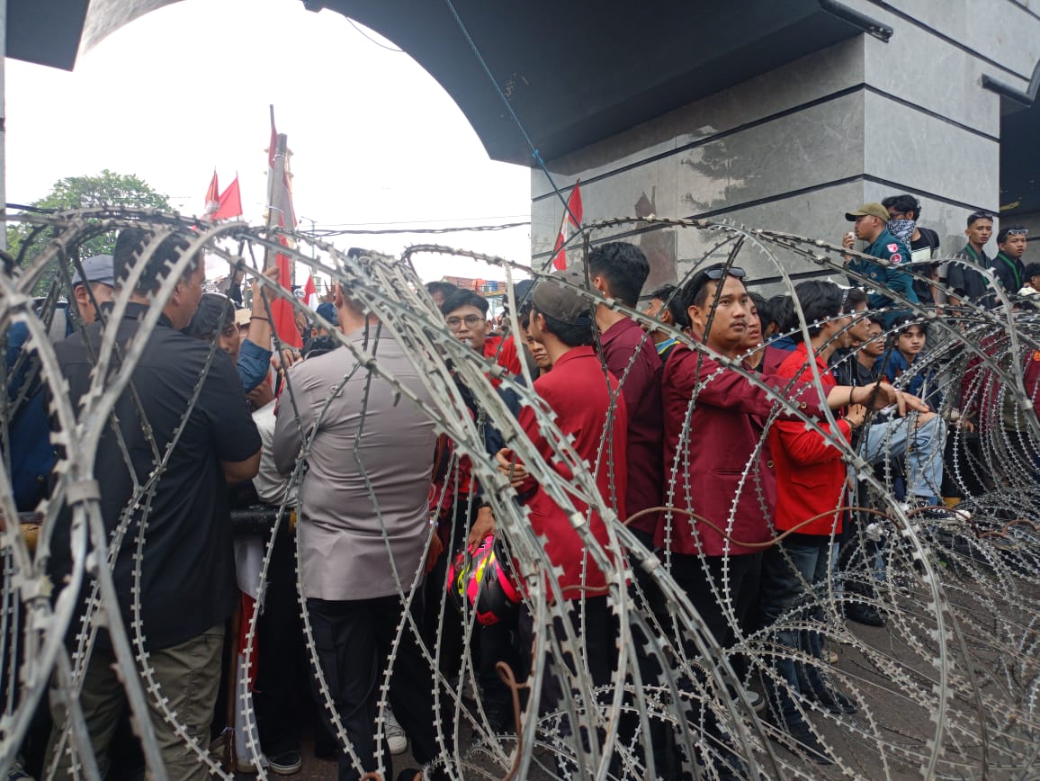 Massa Desak Masuk DPRD Lampung, Tuntut Revolusi dan Buka Barikade Kawat Berduri