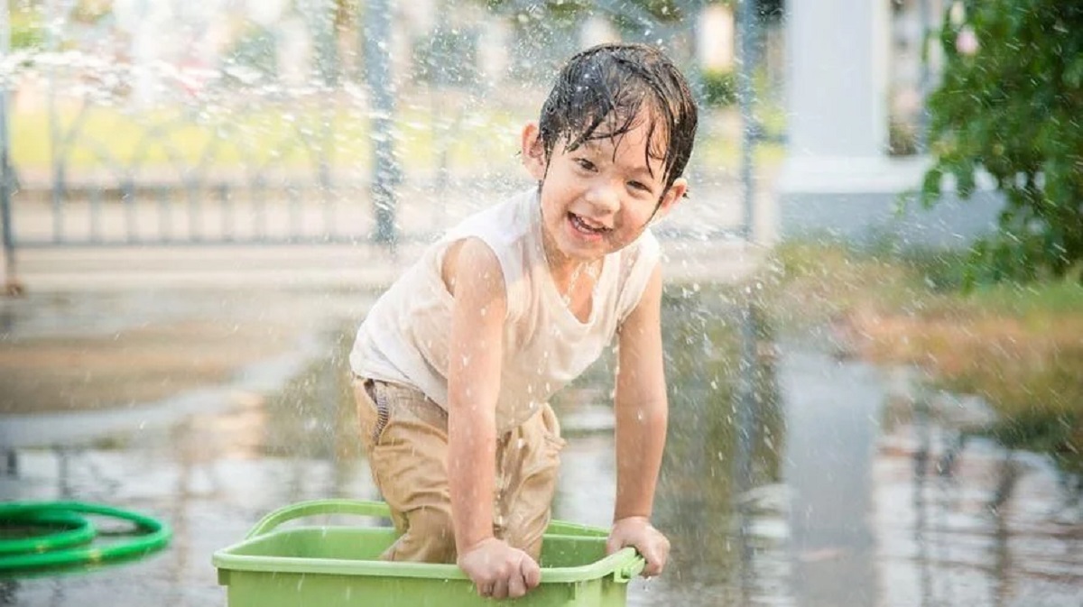 Tidak Selalu Harus Dilarang! Berikut Beberapa Manfaat Bermain Hujan Bagi Anak