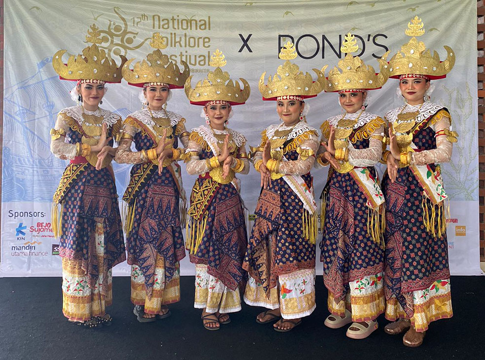 Tim Tari Universitas Teknokrat Indonesia Raih Juara Dalam National Folklore Festival UI 2023