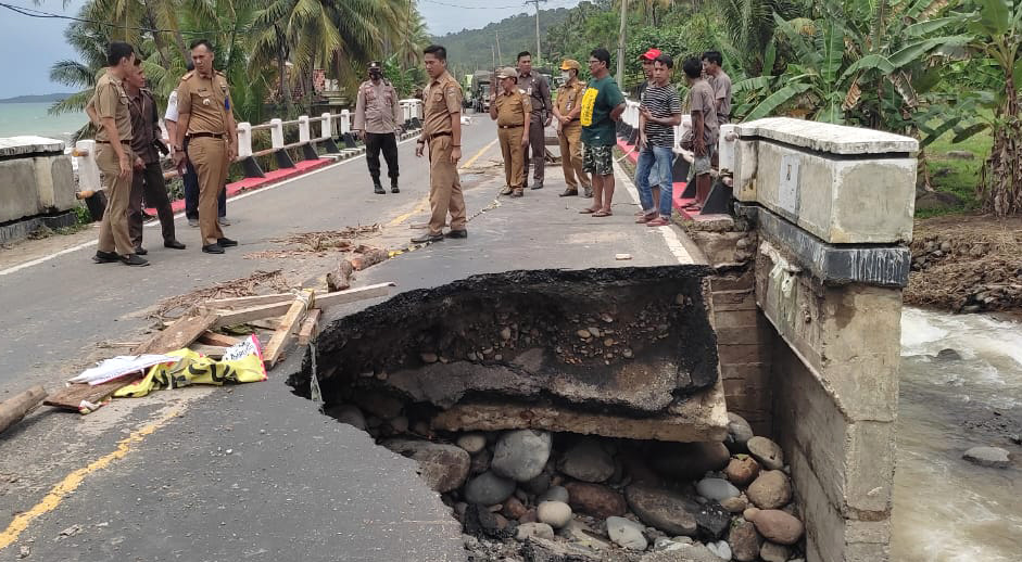 Tinjau Wilayah Terdampak Bencana, Wakil Bupati Pesisir Barat Saksikan Pemandangan Ini 