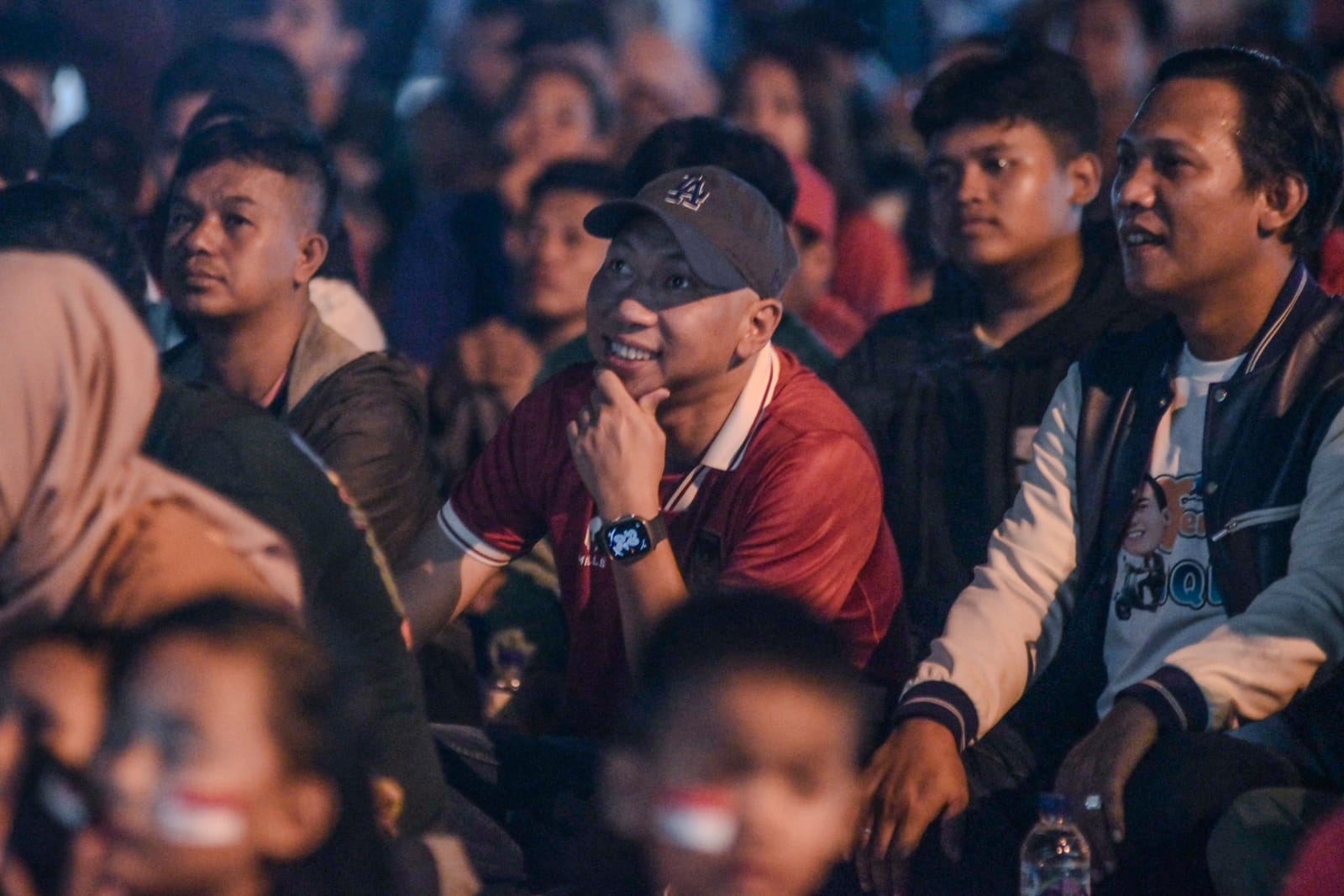 Penuh Kesederhanaan, RMD Duduk Berbaur Dalam Nobar Indonesia vs Guinea di PKOR