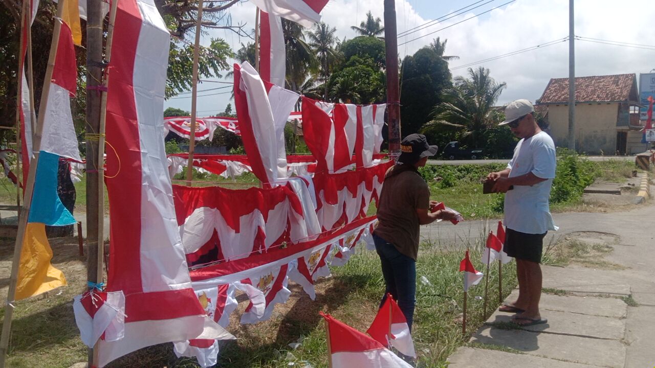 Luar Biasa! Pria Asal Garut Jual Bendera Merah Putih Hingga ke Pesisir Barat Lampung
