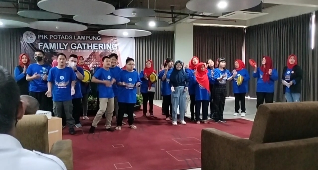 Anak-anak Down Sydrome Kromosom 21 Bermain Alat Musik dan Bershalawatan di Family Gathering Potads Lampung