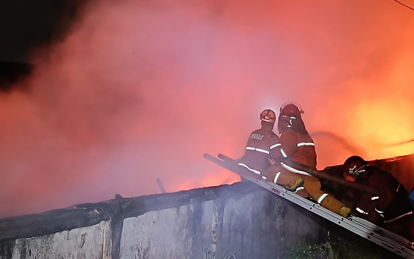 Pemadaman Kebakaran Tumpukan Ban Bekas di Bumi Waras Habiskan Enam Tangki Air