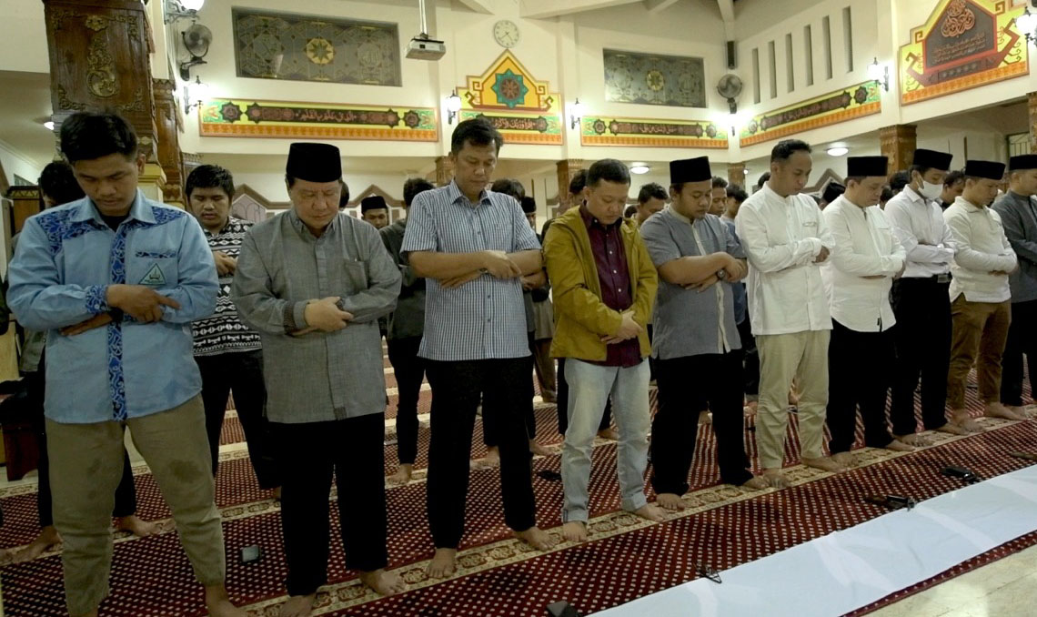 Kepala L2Dikti Salat Subuh Berjamaah di Masjid Asmaul Yusuf UTI 