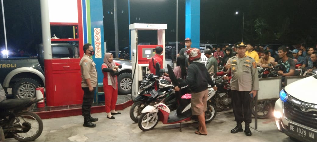BBM Sempat Kosong Dua Pekan, Warga Lampung Barat Antre BBM Hingga Malam