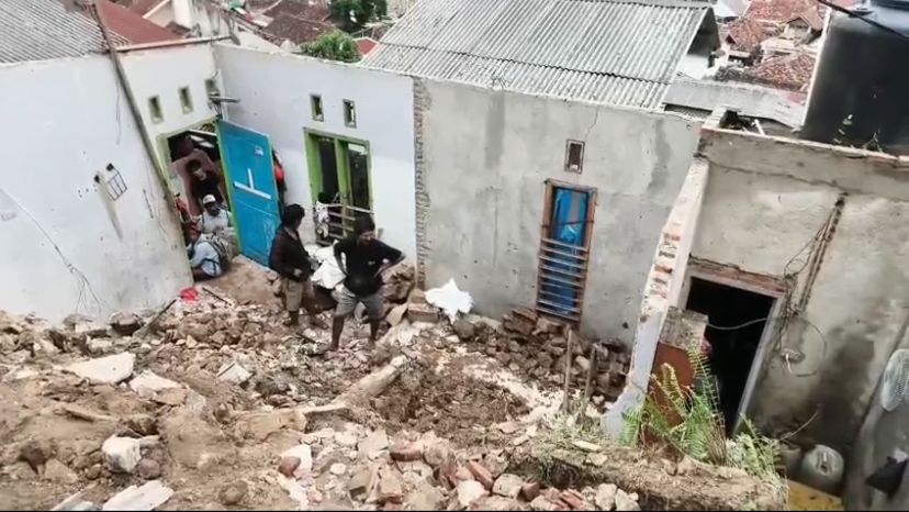 Dampak Hujan Seharian, Rumah di Tanjungkarang Timur Bandar Lampung Ambruk Akibat Longsor