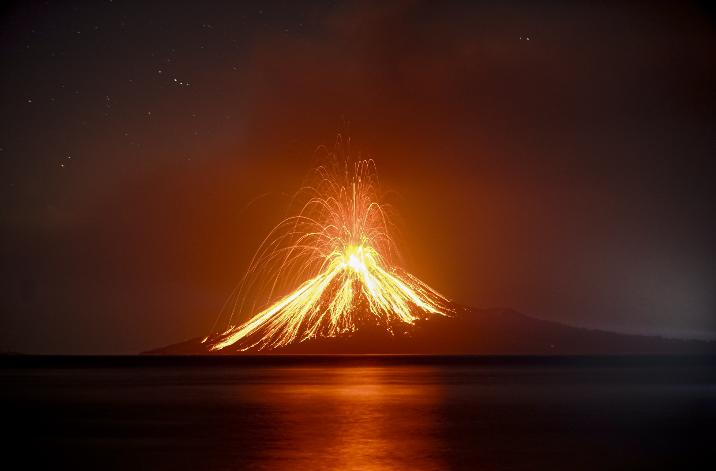 Gunung Anak Krakatau Kembali Erupsi, Semburkan Abu Setinggi 150 Meter