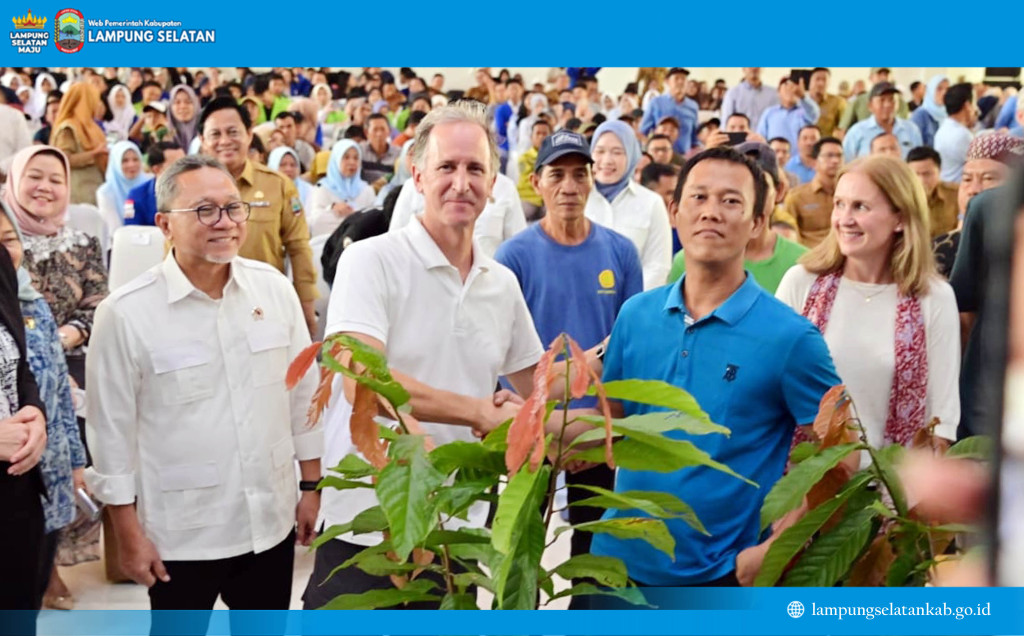 Dorong Smart Agroforestry, Menko Zulkifli Hasan Gelontor 7.000 Bibit Kopi-Kakao untuk Petani Lampung Selatan