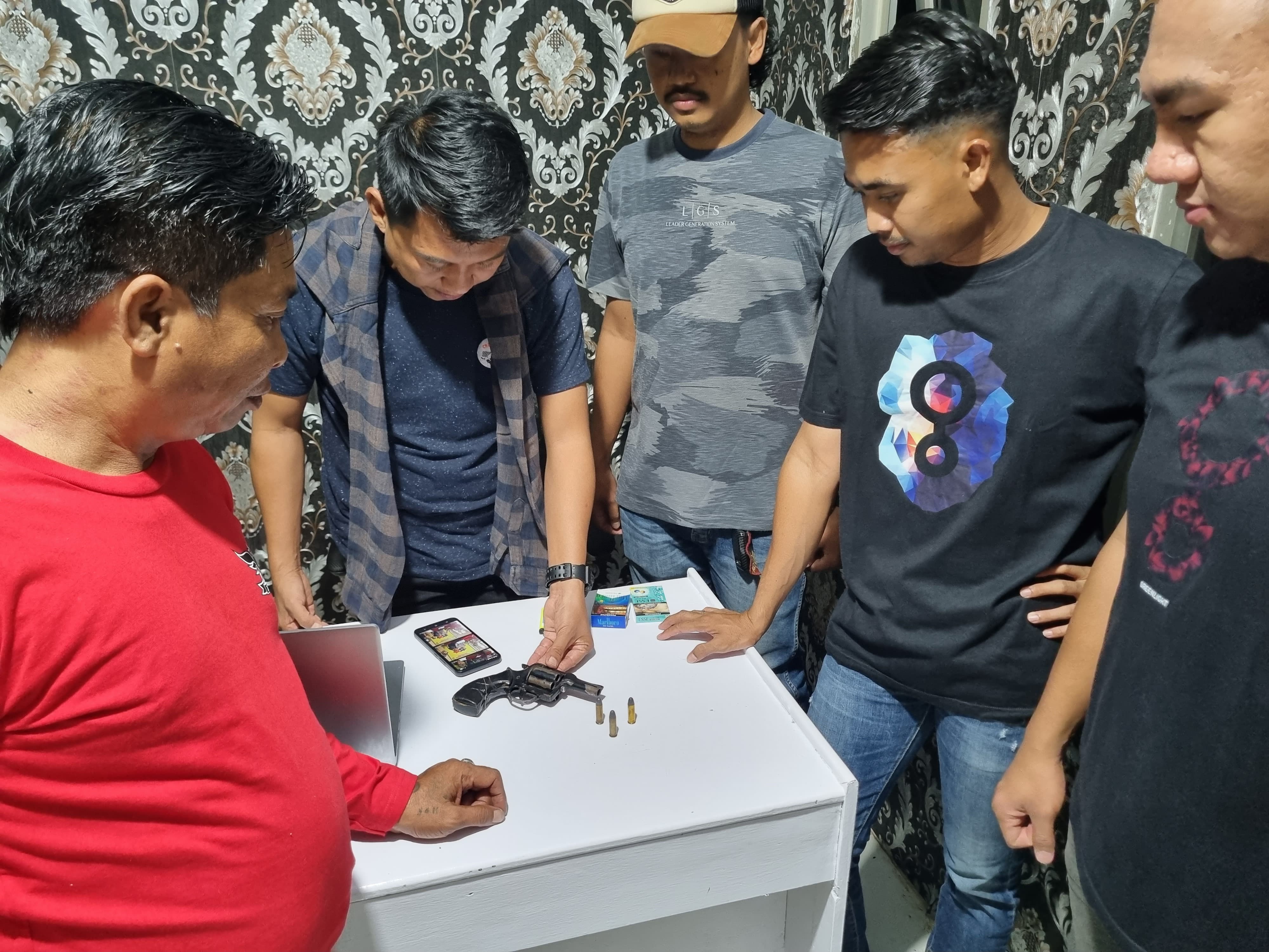 Warga Serahkan Senpi Rakitan ke Polsek Pakuan Ratu