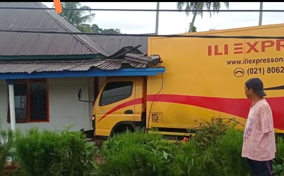  Hindari Motor, Mobil Boks Hantam Rumah Warga