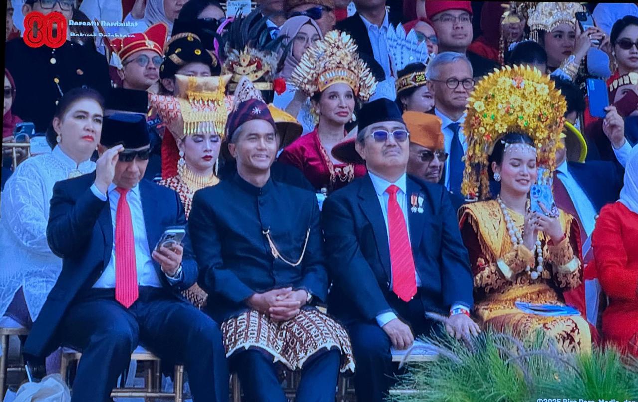 Bangga! Ketum Kadin Indonesia Anindya Bakrie Kenakan Tapis Lampung Saat Pengibaran Bendera di Istana
