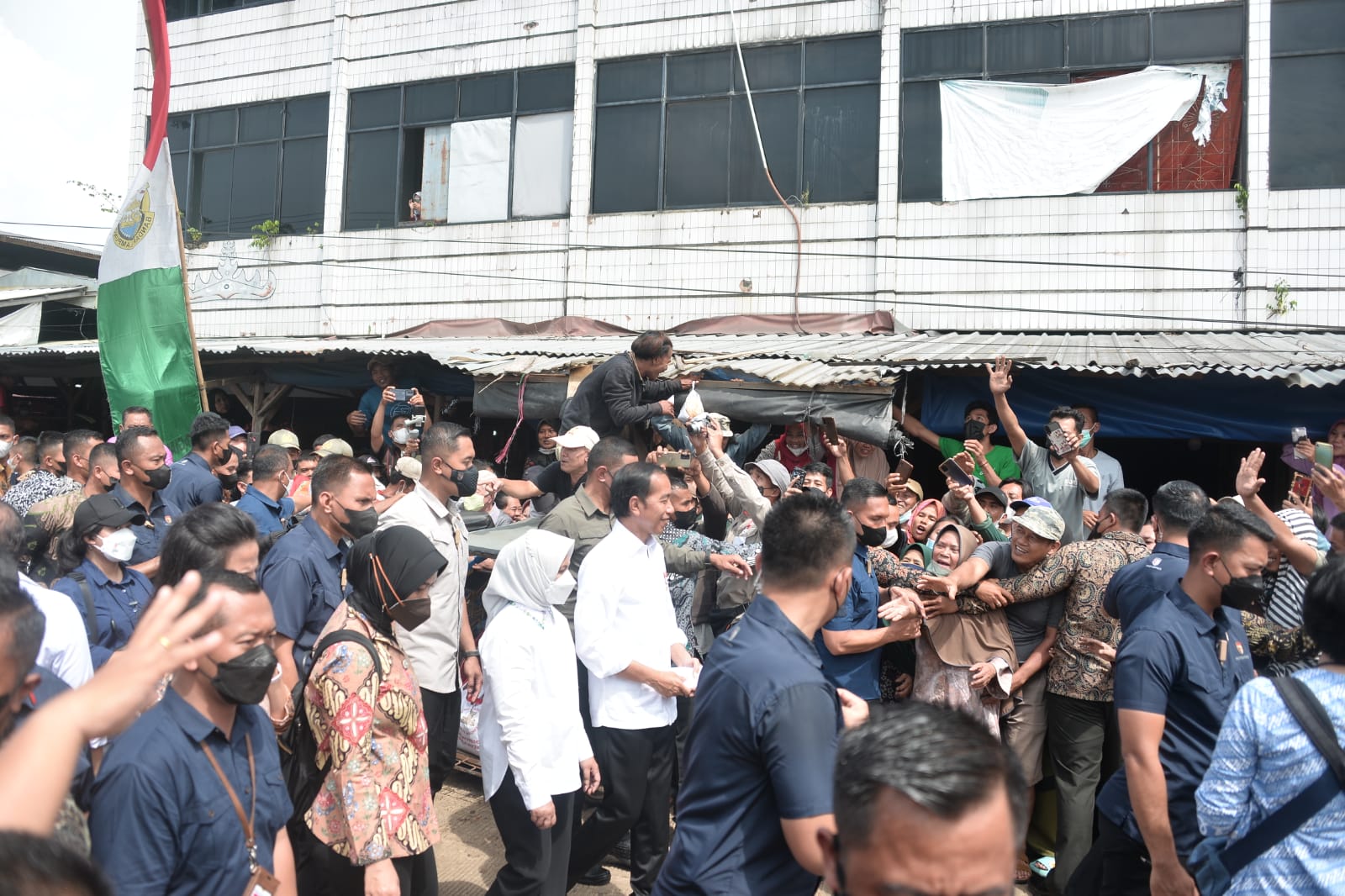 Datangi Pasar Pasir Gintung, Presiden Joko Widodo Diserbu Pengunjung, Ingin Berfoto