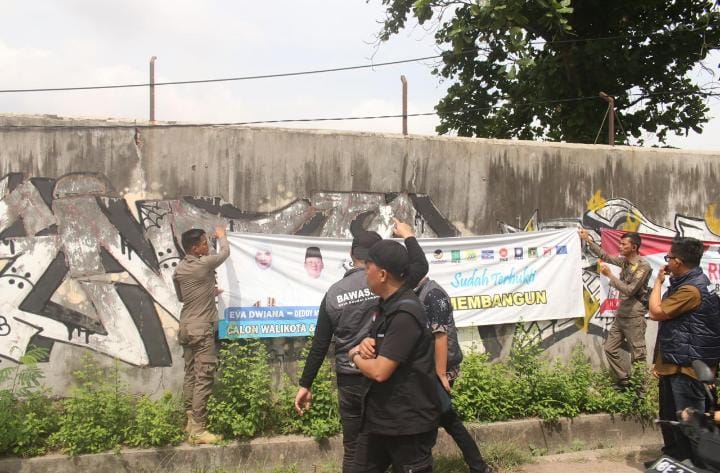 Masuk Masa Tenang, Satpol PP dan Bawaslu Kota Bandar Lampung Mulai Tertibkan APK