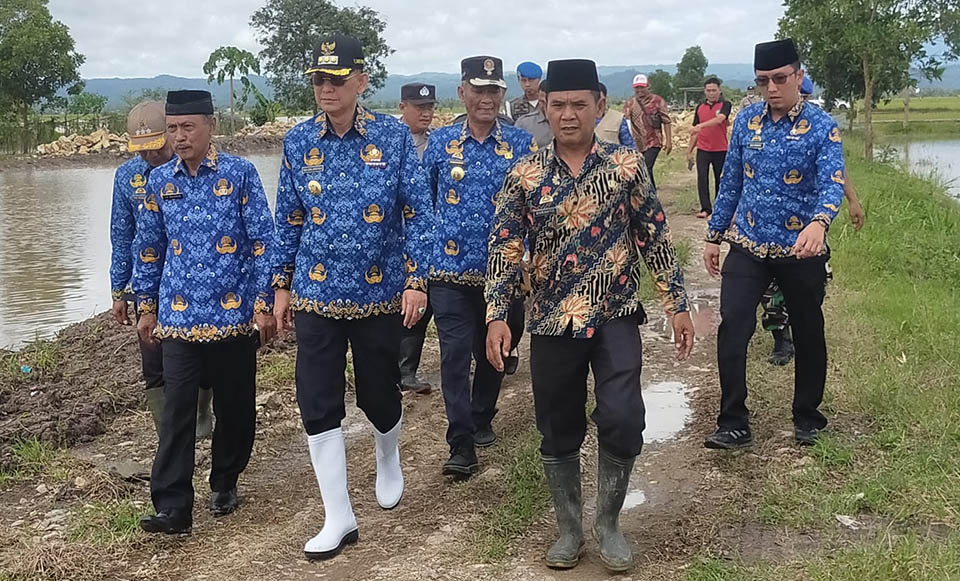 Tinjau Wilayah Terdampak Banjir, Pj. Bupati Pringsewu Ingatkan Ini 