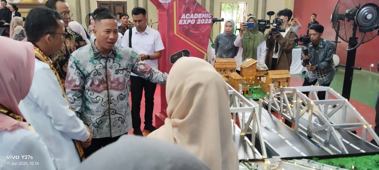 Kepala Balitbangda Provinsi Lampung Apresiasi Karya Mahasiswa Teknokrat 