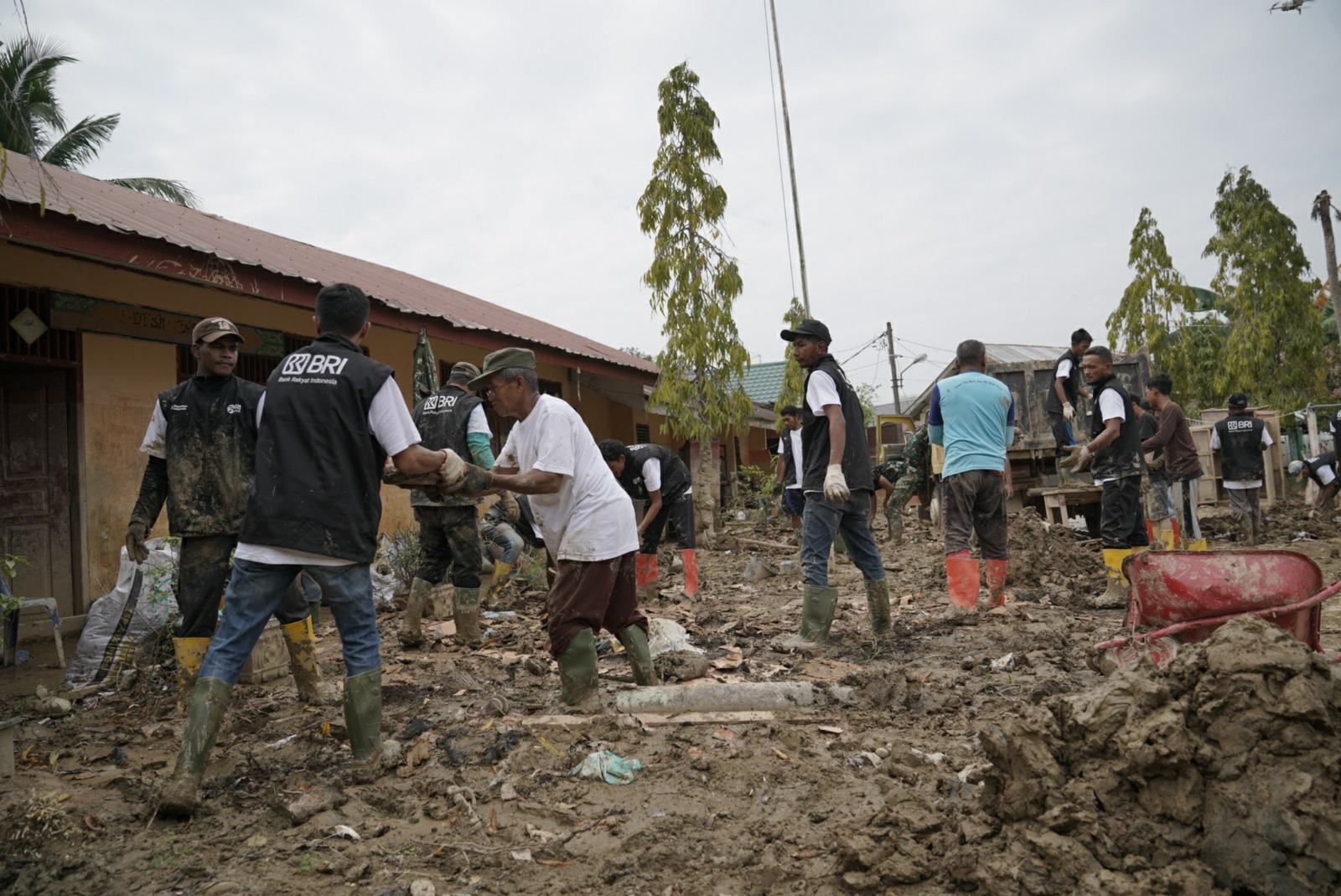 Dukung Pemulihan Pascabencana, Relawan BRI Peduli Terjun Langsung Bersih-bersih Sekolah di Aceh Tamiang