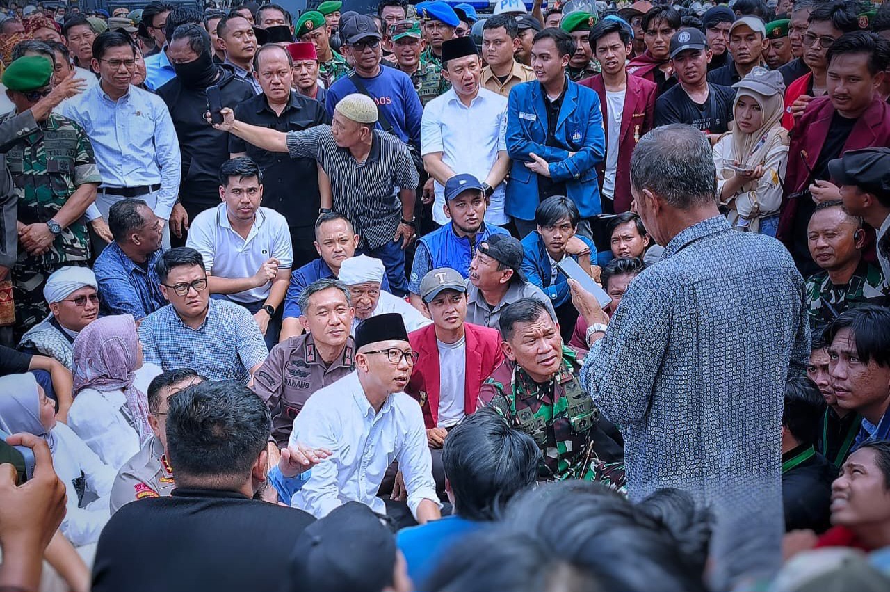 Tanpa Sekat, Gubernur Duduk Lesehan Terima Tuntutan Massa Aksi