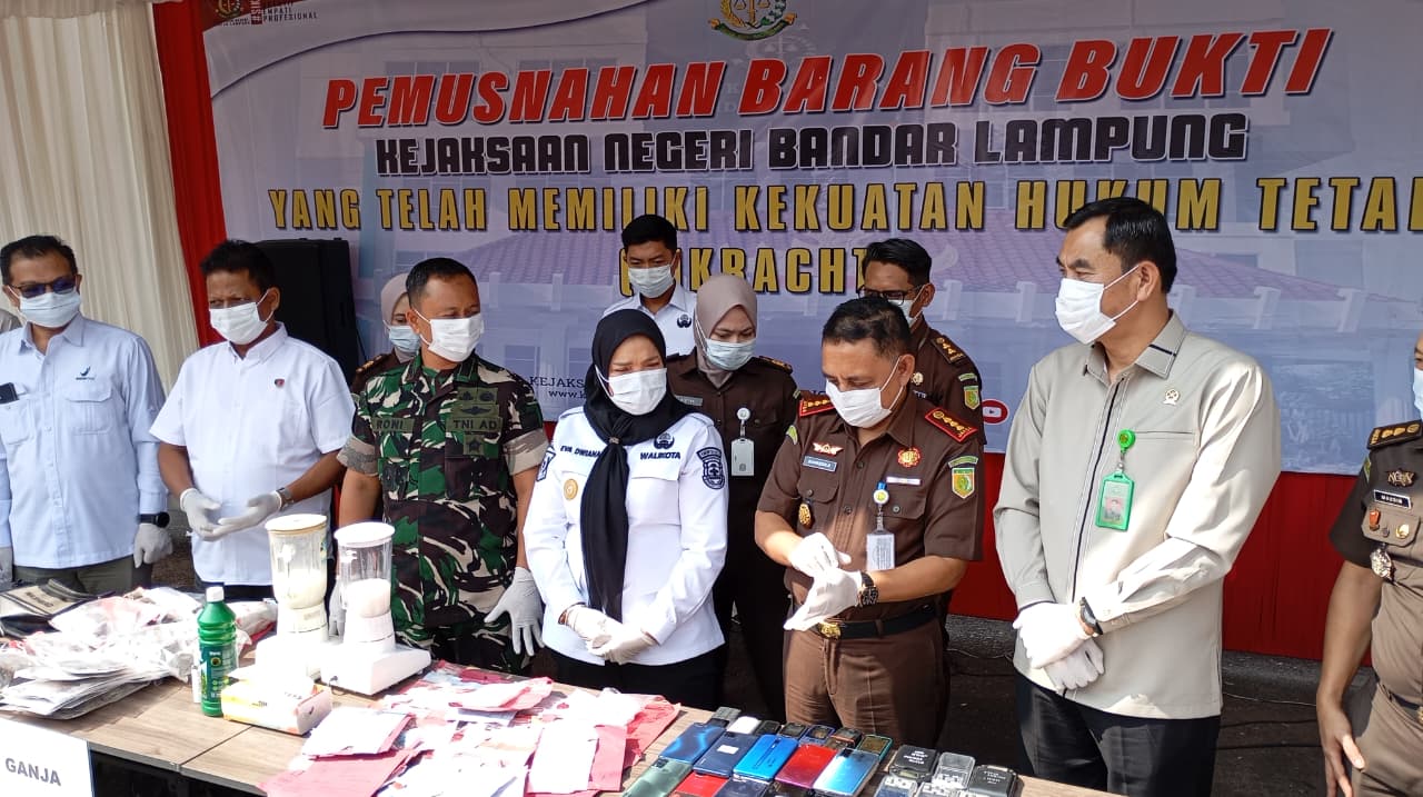 Kejari Bandar Lampung Musnahkan Barang Bukti 203 Perkara