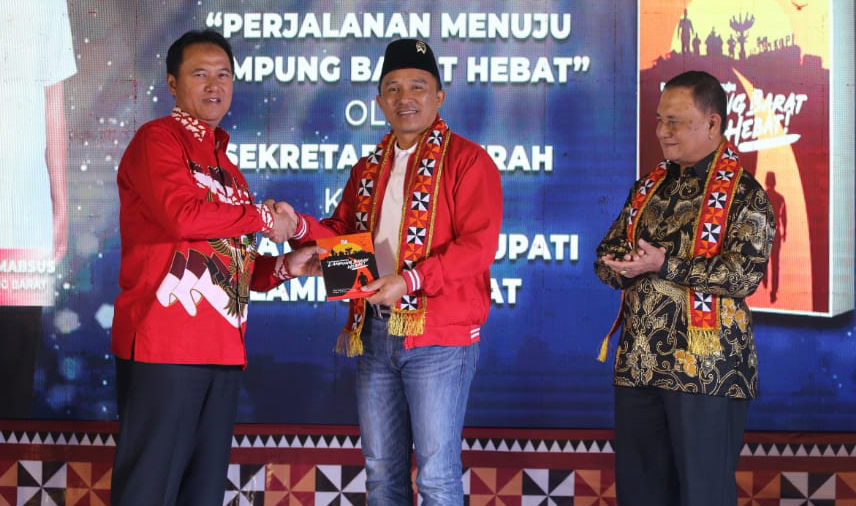 Parosil-Mad Hasnurin Terima Buku Perjalanan Menuju Lampung Barat Hebat