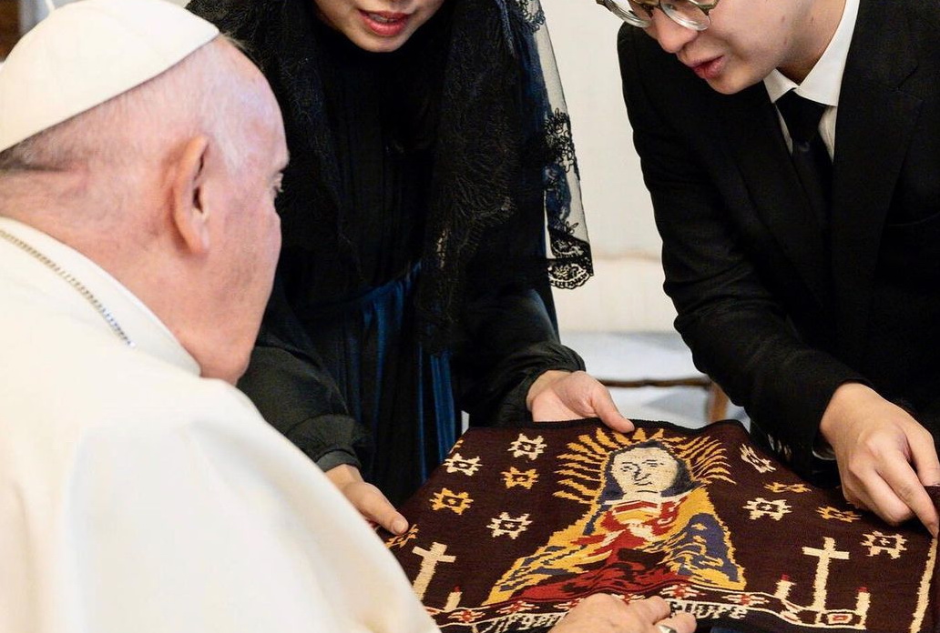 Bikin Bangga! Paus Fransiskus Terima Kain Asal Nusa Tenggara Timur di Vatikan