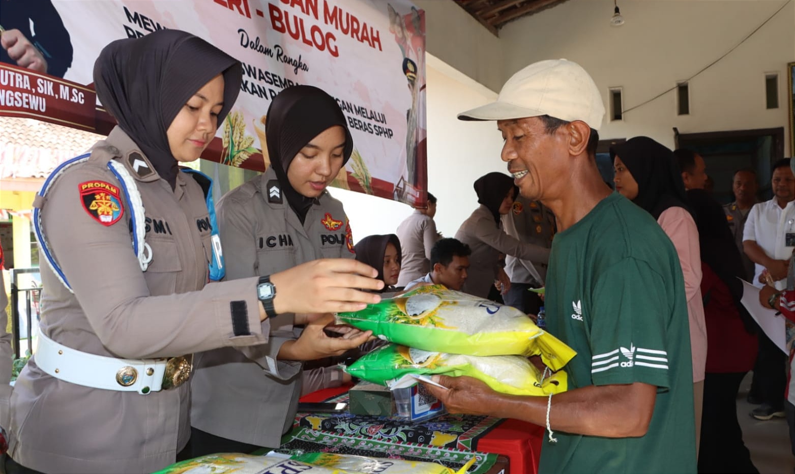 Gencarkan Program GPM, Polda Lampung Salurkan Ribuan Kilogram Beras 