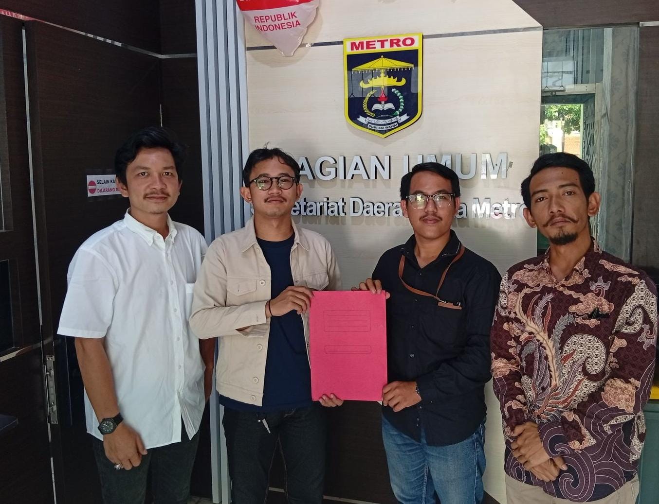 Jalan Rusak Tak Kunjung Diperbaiki, Wali Kota dan DPRD Metro Disomasi Warga