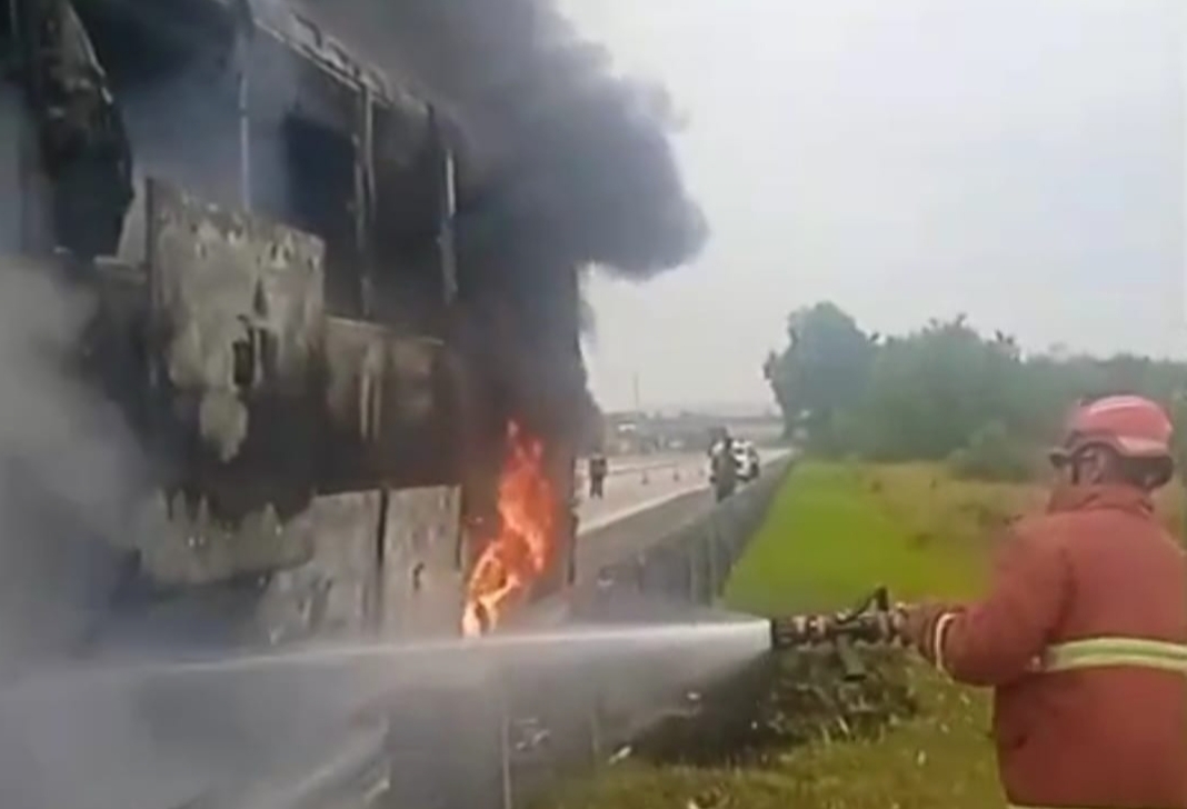 Bus Penumpang Meledak dan Hangus di Tol Bakter, Kerugian Capai Rp900 Juta